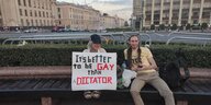 Zwei Demonstranten mit Transparent "It's better to be gay than a dictator".