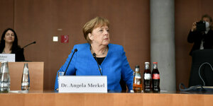 Angela Merkel (CDU) sitzt vor dem Wirecard-Untersuchungsausschuss