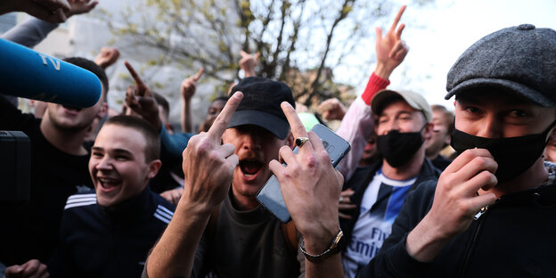 Fans von Chelsea feiern und zeigen den Mittelfinger