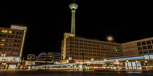 blick auf den leeren nächtlichen Alexanderplatz