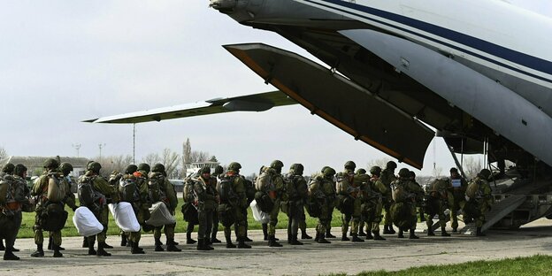 Soldaten besteigen ein Transportflugzeug
