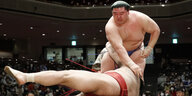 Zwei japanische Sumo-Ringer kämpfen