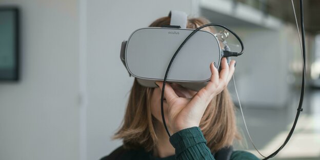 Eine Person mit einer VR-Brille.