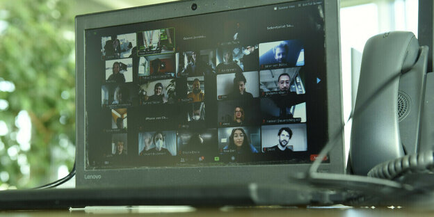 Ein aufgeklappter Laptop mit den Gesichtern der taz-lab-Referent*innen auf Zoom Ein aufgeklappter Laptop mit den Gesichtern der taz-lab-Referent*innen auf Zoom