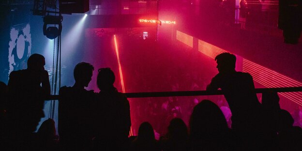 Silhouetten von tanzenden Menschen in einem Club