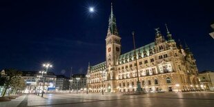 Leerer Rathausplatz in Hamburg bei Nacht.