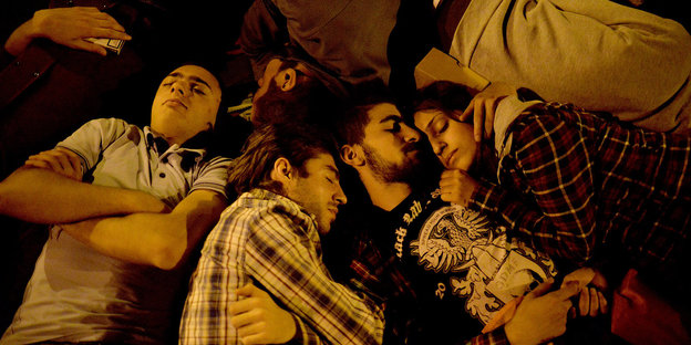 Junge Demonstranten schlafen in Jerewan auf der Straße