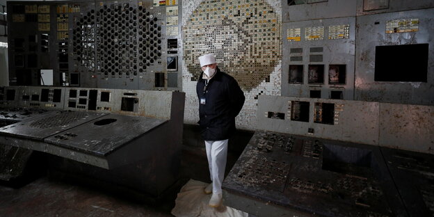 Ein Mann geht durch das Kontrollzentrum des beschädigten Reaktors 4 des AKW Tschernobyl in der Ukraine