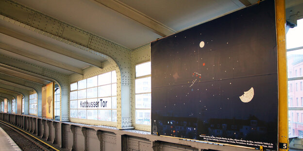 Blick auf den U-Bahnhof mit Kunst-Plakat