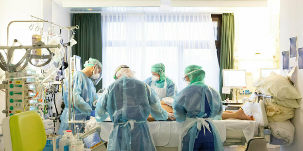 Intensivpfleger versorgen einen Covid-19-Patienten