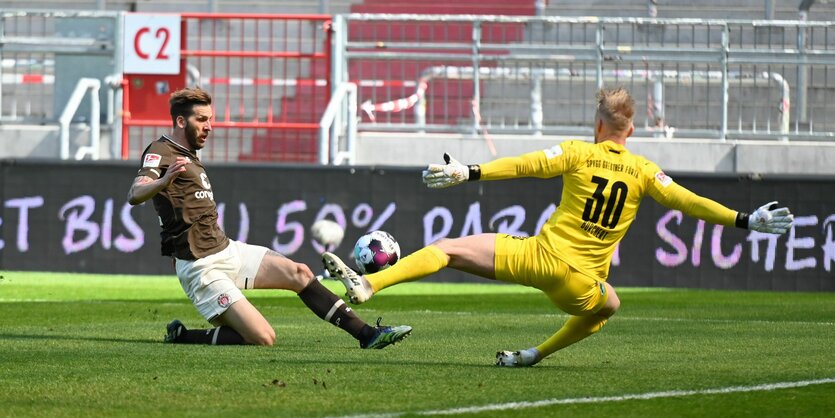 Guido Burgstaller legt den Ball am Fürther Torwart vorbei zum 2:1