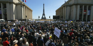 Demonstrierende in Paris, im Hintergrund der Eiffelturm