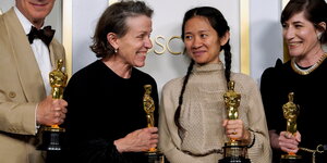 Peter Spears, Frances McDormand, Chloe Zhao und Mollye Asher mit Oscars in der Hand