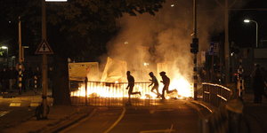 brennende Barrikaden in Den Haag