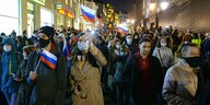 Oppositionelle Demonstranten schwenken russische Miniatur-Nationalfahnen bei einem Protest zur Unterstützung des im Straflager inhaftierten Kremlgegners Nawalny