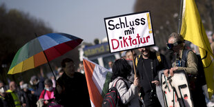 Demonstranten mit Schild "Schluss mit Diktatur" der Kundgebung und Demonstration der sog. Querdenker-Bewegung gegen die Coronamassnahmen