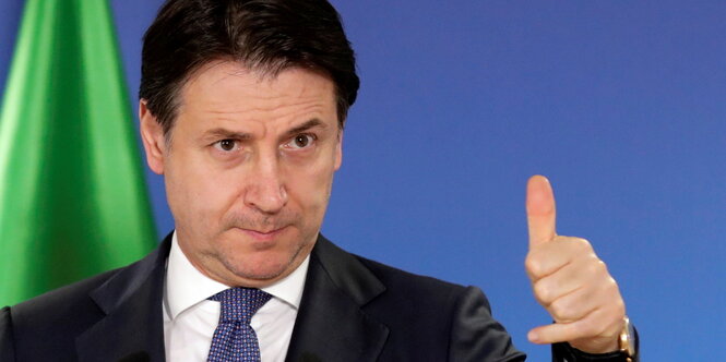 Italiens früherer Ministerpräsident Giuseppe Conte gestikuliert bei einer Pressekonferenz