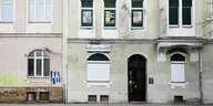 Gebäude in der Altstadt von Plauen- über einer Tür das Schild: Der dritte Weg