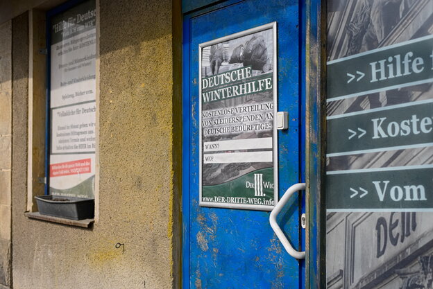 Plakate hängen an einer Tür Plakate hängen an einer Tür