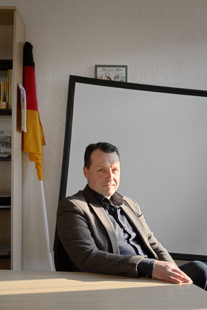 Portrait von Jörg Schmidt an seinem Schreibtisch