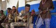 Somalische Soldaten mit Waffen.