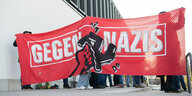 Anhänger einer Antifa-Grupierung demonstrieren vor dem Gerichtsgebäude in Stuttgart-Stammheim mit einem Transparent mit der Aufschrift: "Gegen Nazis"