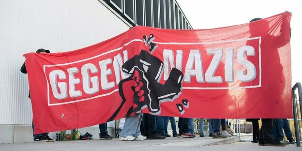 Anhänger einer Antifa-Grupierung demonstrieren vor dem Gerichtsgebäude in Stuttgart-Stammheim mit einem Transparent mit der Aufschrift: "Gegen Nazis"