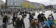 Mietendeckeldemonstration mit Menschen auf Fahrrädern