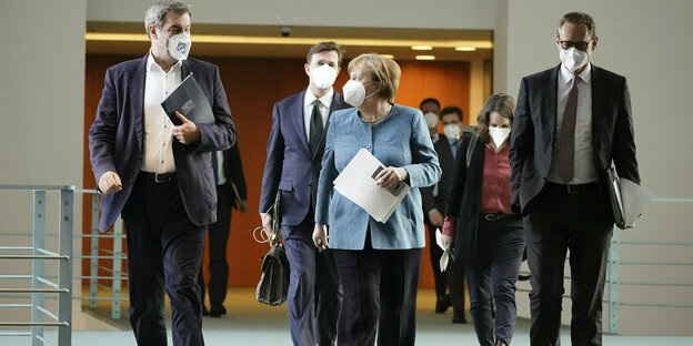 Merkel, Söder und Müller gehen zur Pressekonferenz nach dem Impfgipfel