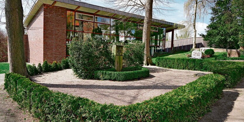 Ehrendenkmal vor neuem Gemeindehaus