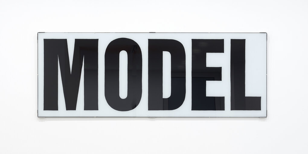 Kunstwerk von Christopher Williams: Ein Schild buchstabiert das englische Wort "Model"