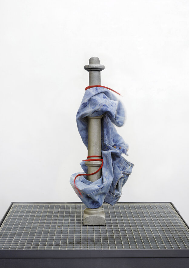 Skulptur aus Alltagsobjekten von Sofia Hultén: eine Jeans ist um einen Verkehrspfleiler gewickelt