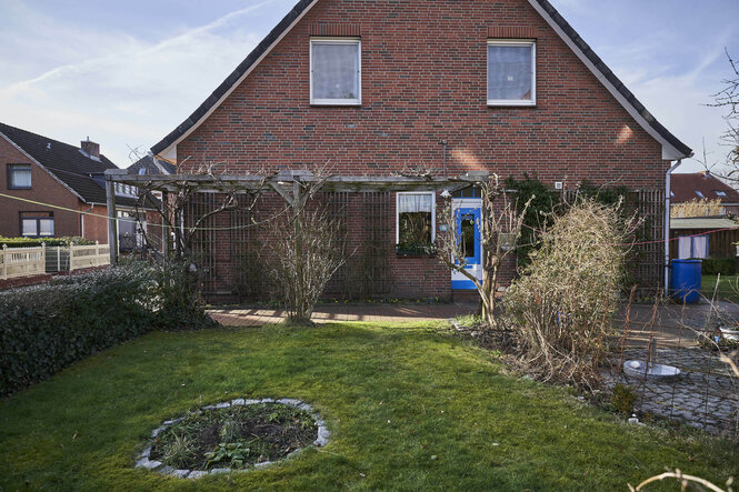 Ein Backsteinhaus mit Garten