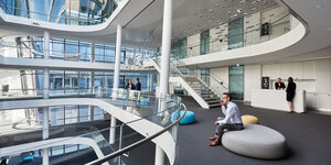 Siemens-Konzernzentrale - Modernes Gebäude von innen mit wenigen Mitarbeitern