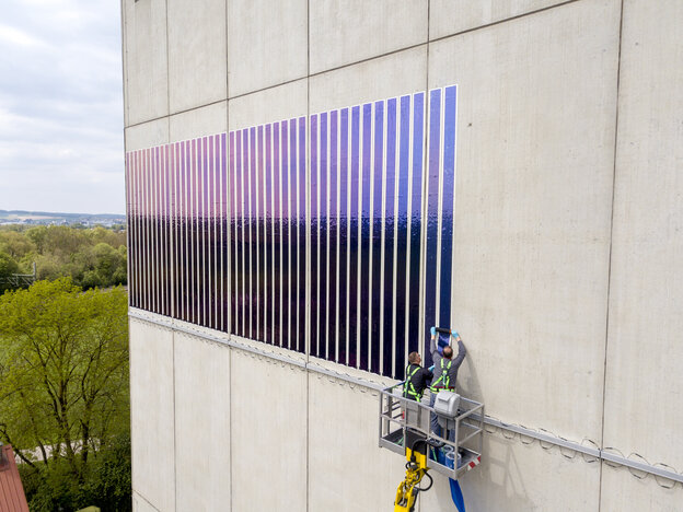 Solarfolien werden in Donauwörth auf die Fassade eines Getreidesilos geklebt