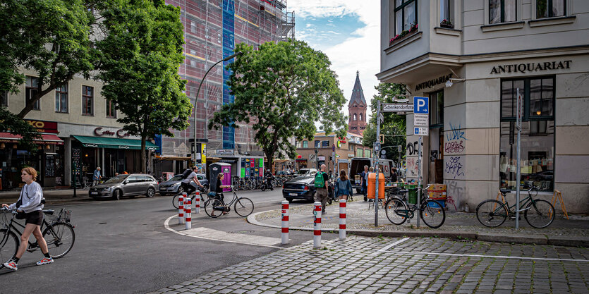 Blick auf Bergmannstraße mit Pollern