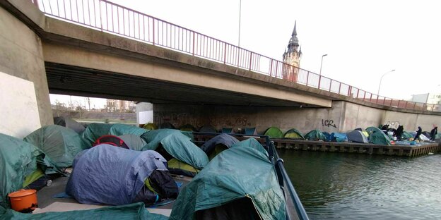 Unter eine Brücke im Zentrum von Calais kampieren viele Geflüchtete in Zelten Unter eine Brücke im Zentrum von Calais kampieren viele Geflüchtete in Zelten