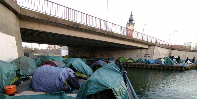 Unter eine Brücke im Zentrum von Calais kampieren viele Geflüchtete in Zelten