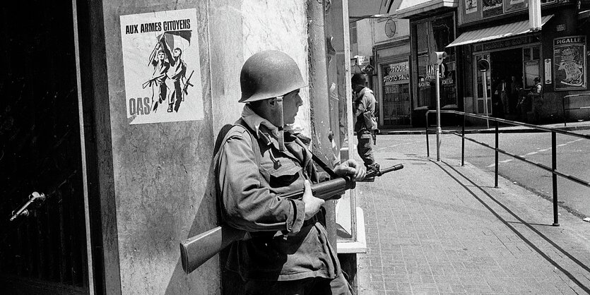 Schwarzweißaufnahme eines französisches Soldaten in Algerien.