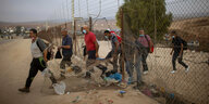 Mehrere Palästinenser überqueren die Grenze nach Israel