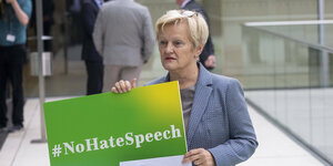 Renate Künast hält ein Schild mit der Aufschrift #nohatespeech