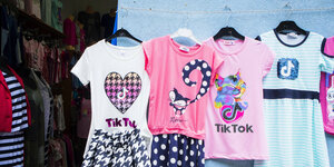 Kinderkleidchen mit Tiktok-Logo
