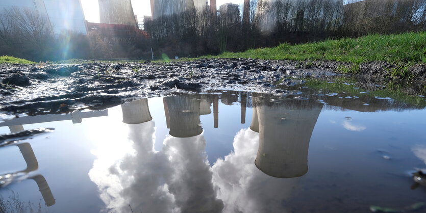 RWE Braunkohlekraftwerk spiegelt sich in einer Pfütze