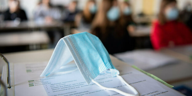 Maske auf einem Tisch in einer Schulklasse