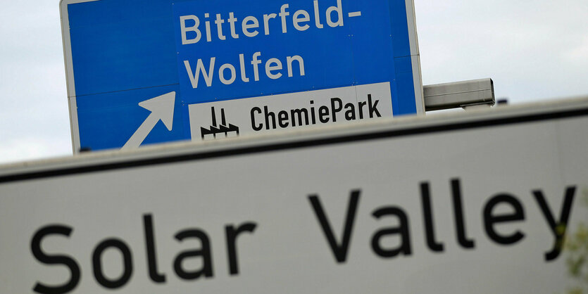 Das Schild «Solar Valley» ist an der Autobahn zu sehen.