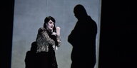 Sarah Brady als Gouvernante in der Oper "The Turn of the Screw" inb Hannover