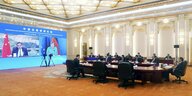 Li Keqiang, (r) Ministerpräsident von China, hält in der Großen Halle des Volkes eine Videokonferenz mit Bundeskanzlerin Angela Merkel ab.