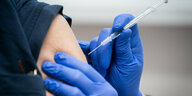 Eine Pflegekraft wird im Rahmen der Mitarbeiter-Impfung im Krankenhaus Bethel Berlin gegen das Corona-Virus geimpft