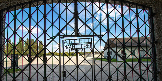 Eingangstor mit Aufschrift "Arbeit macht frei" Konzentrationslager Dachau