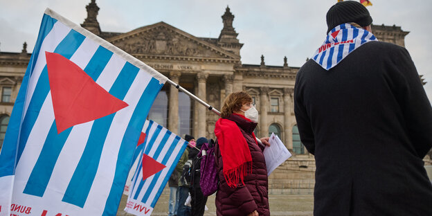 Anhänger der VVN-BdA mit Fahnen bei einer Kundgebung vor dem Bundestag